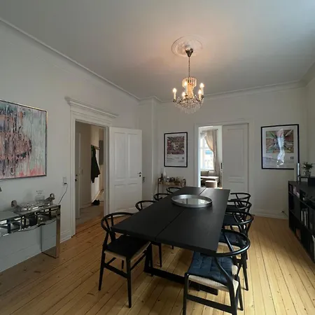 Stor Flot Herskabslejlighed דירה אולבורג